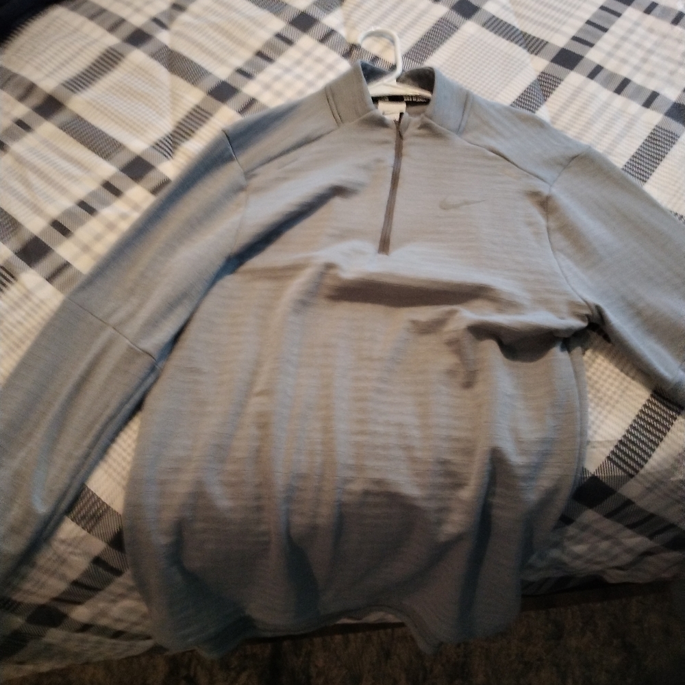 Nike therma fit long sleeve shirt
